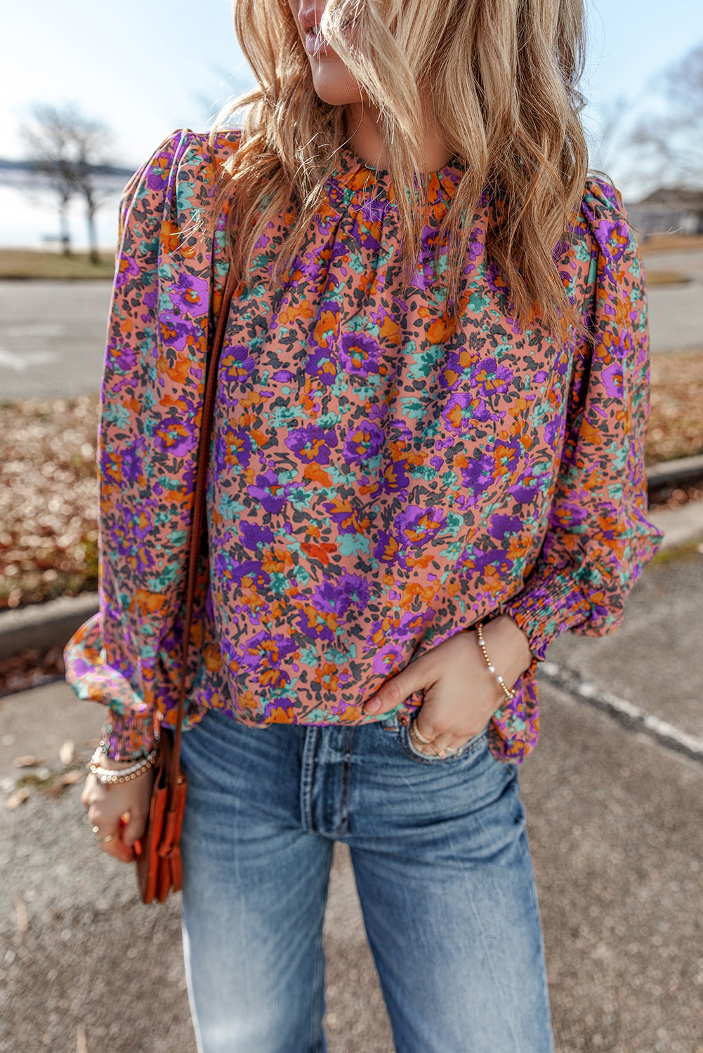 Blusa violeta con estampado floral *