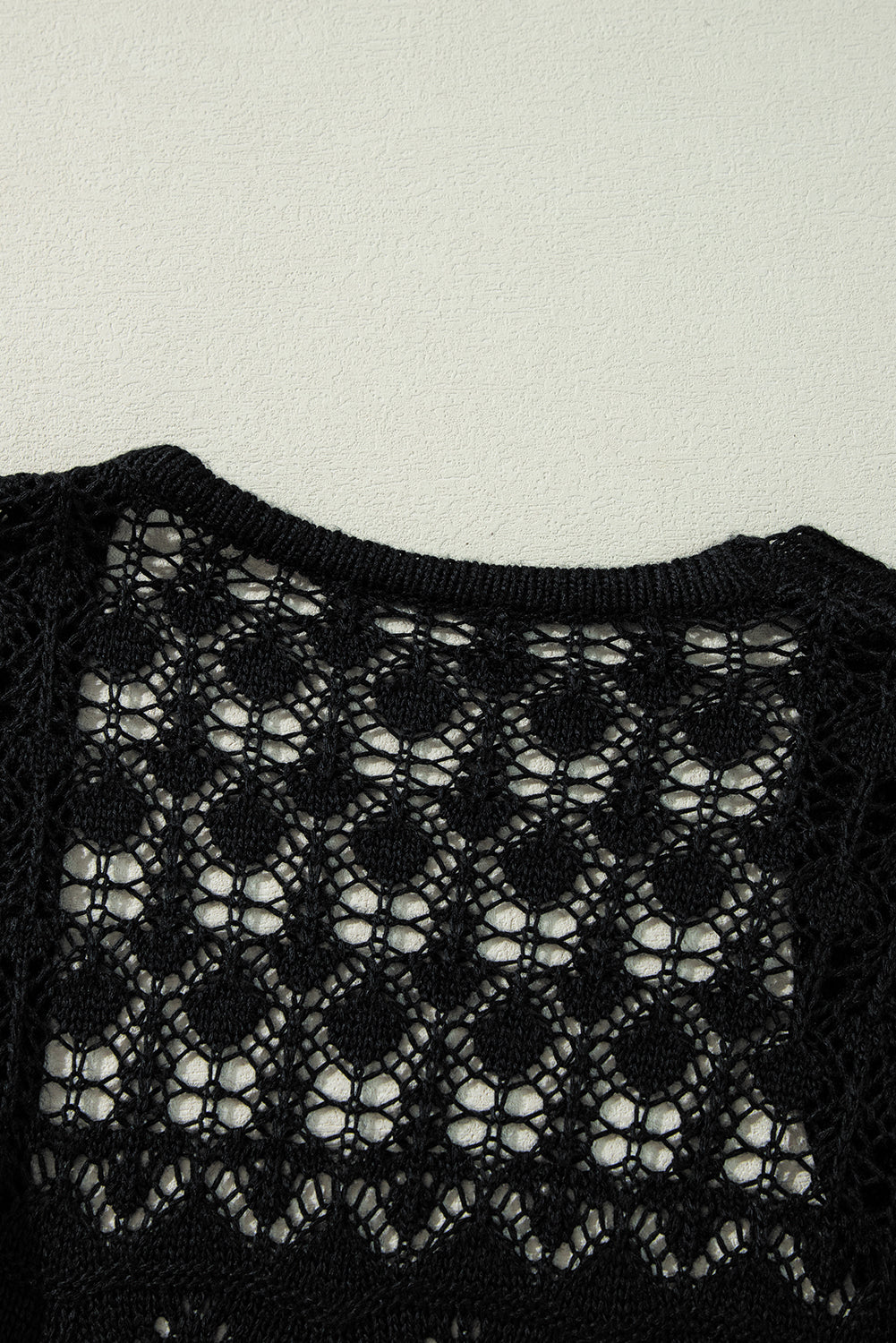 Crochet noir creux de cardigan ouvert ouvert