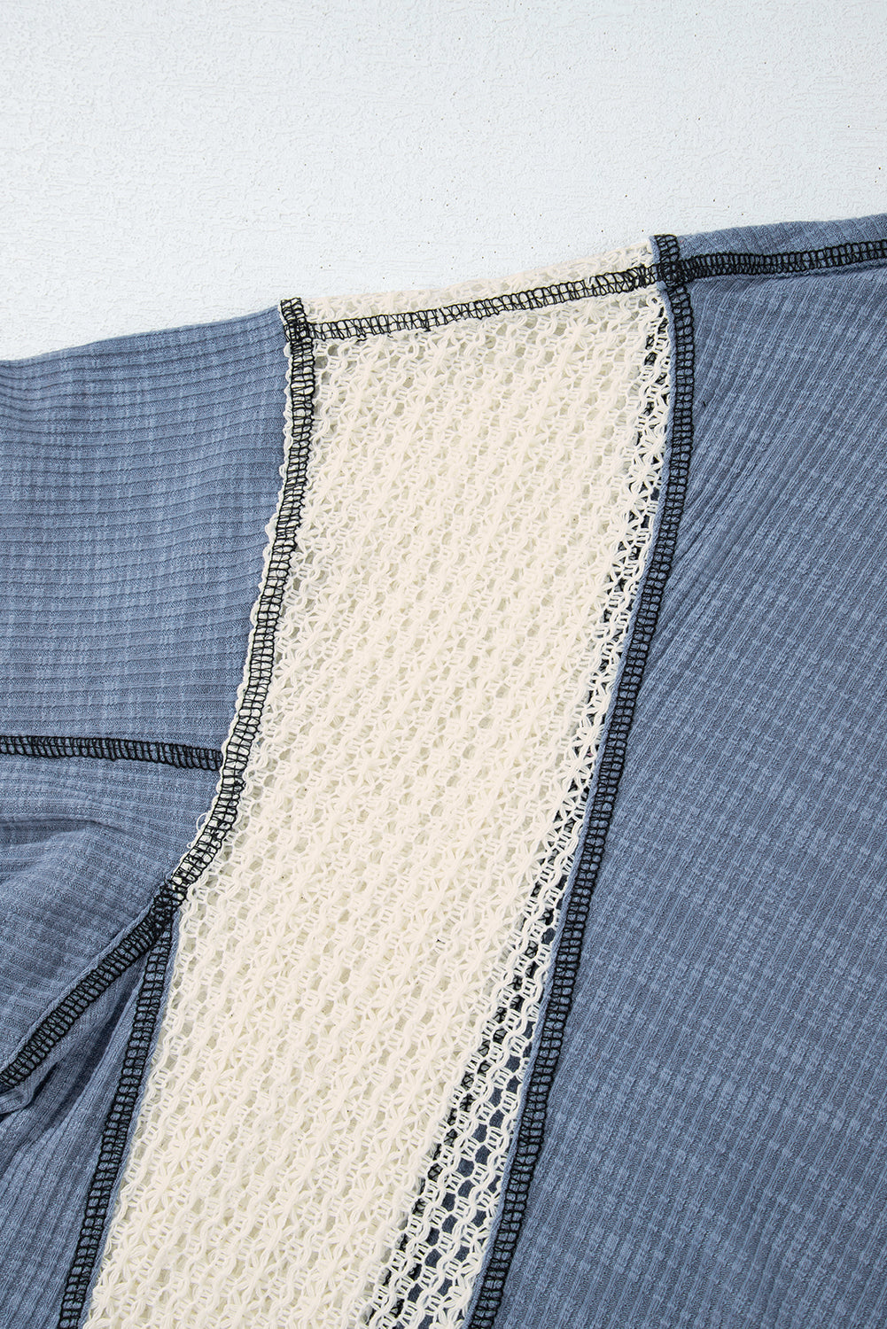 Haut ample haut bas bleu Ashleigh avec détails en crochet et coutures apparentes