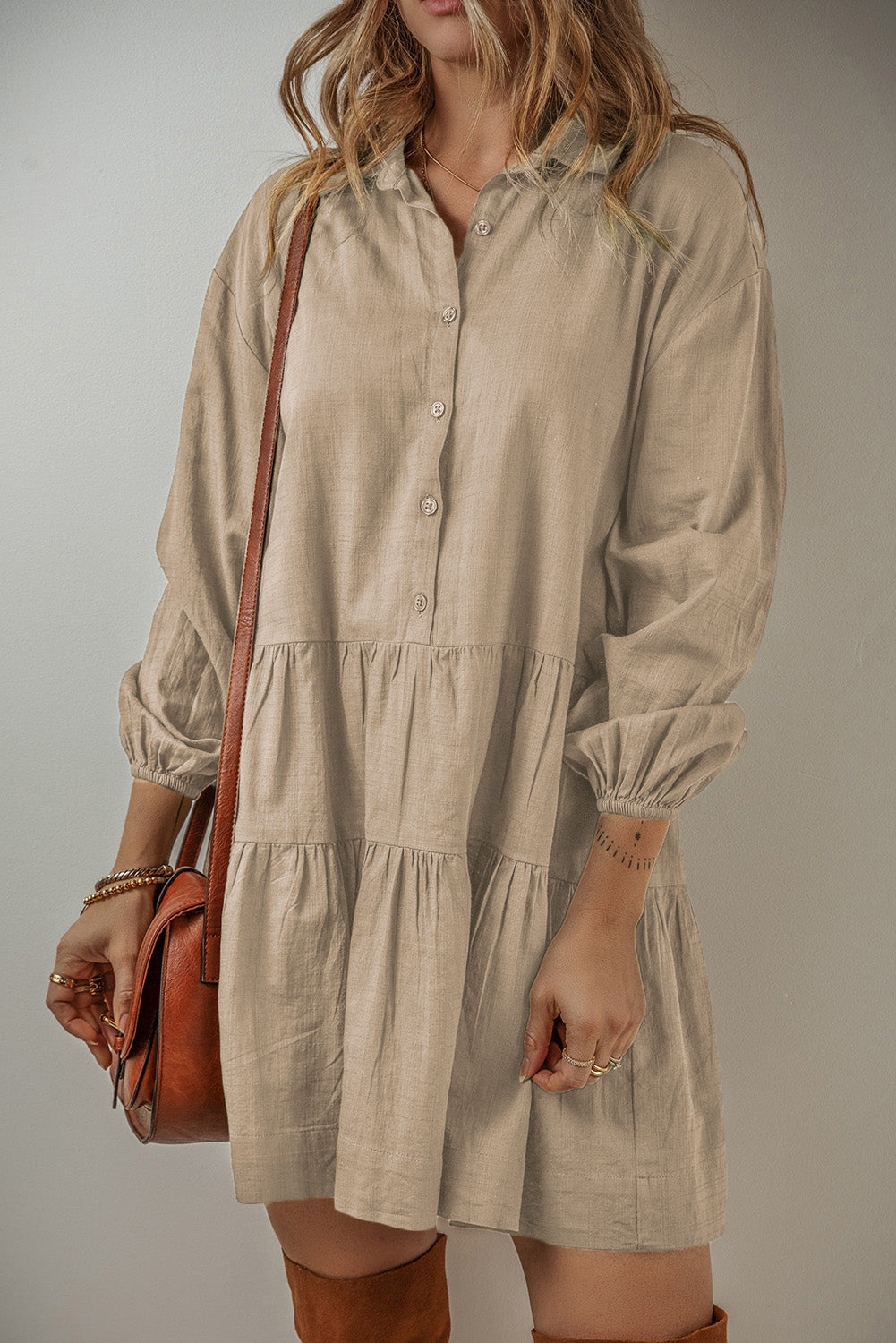 Mini-robe chemise plissée boutonnée à manches bouffantes et à plusieurs niveaux marron clair