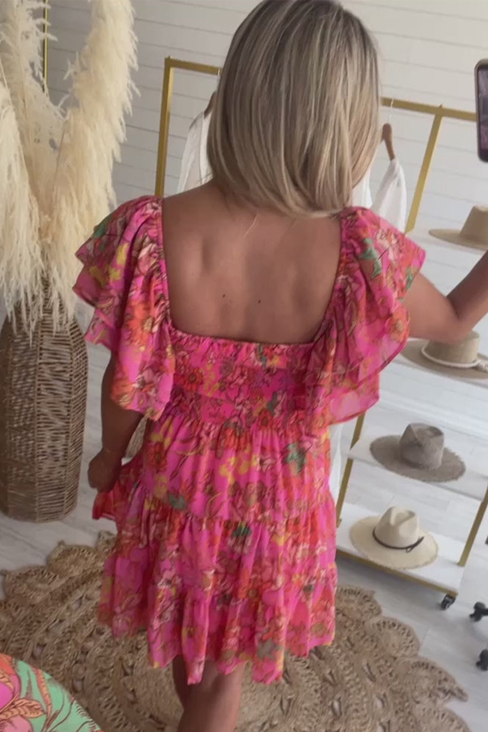 Vestido de flores rosa con cuello cuadrado y mangas de volantes