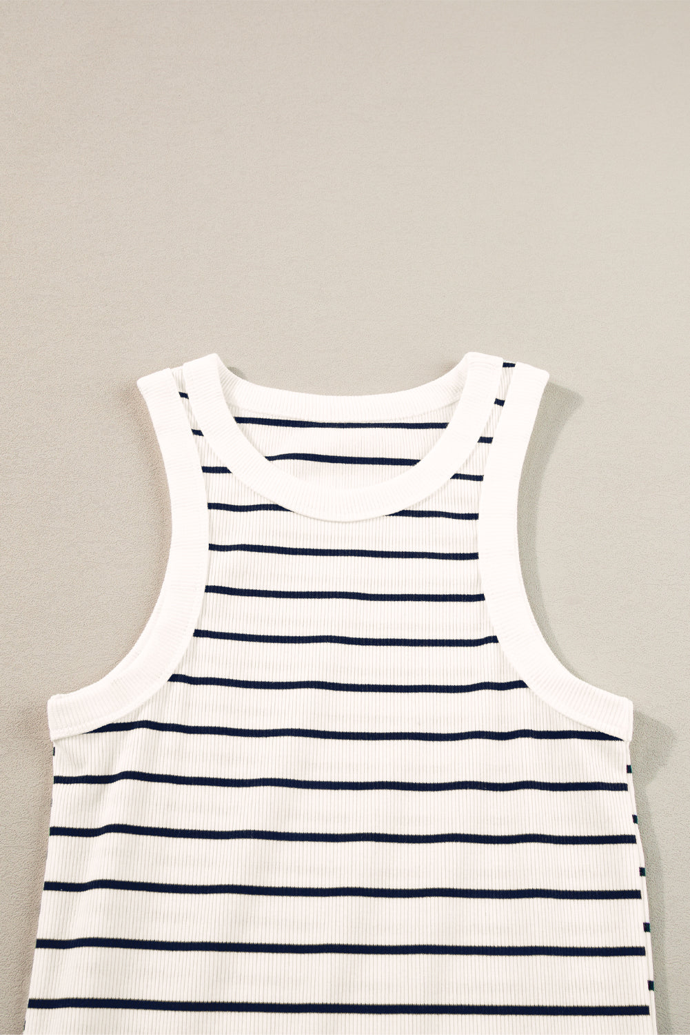 Mini-robe débardeur en tricot côtelé *