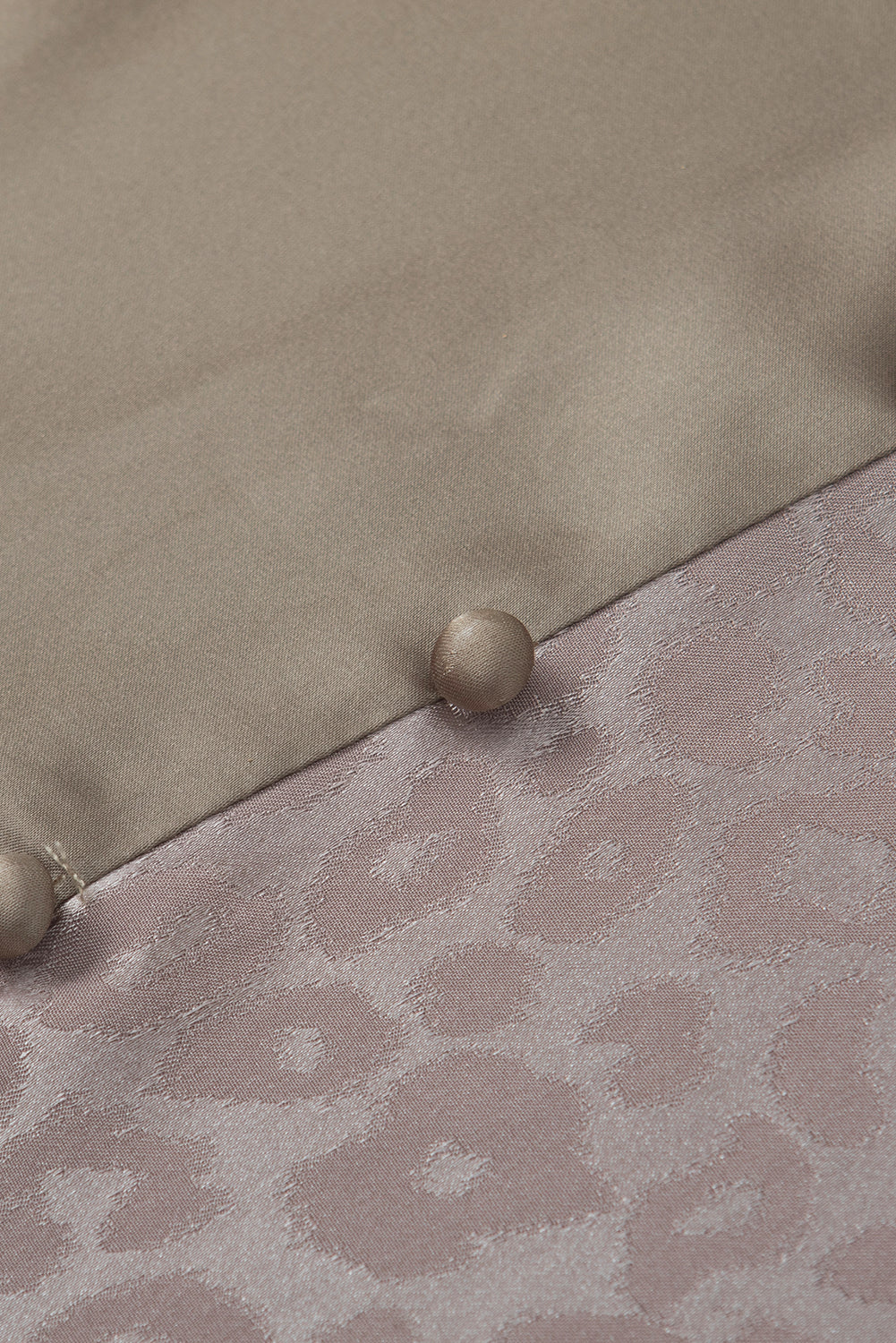 Chemisier en satin jacquard demi-léopard contrasté beige français clair-A WOMAN WE LOVE