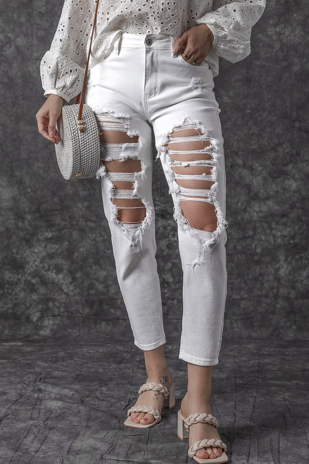 Blancs en détresse des trous déchirés et jeans skinny