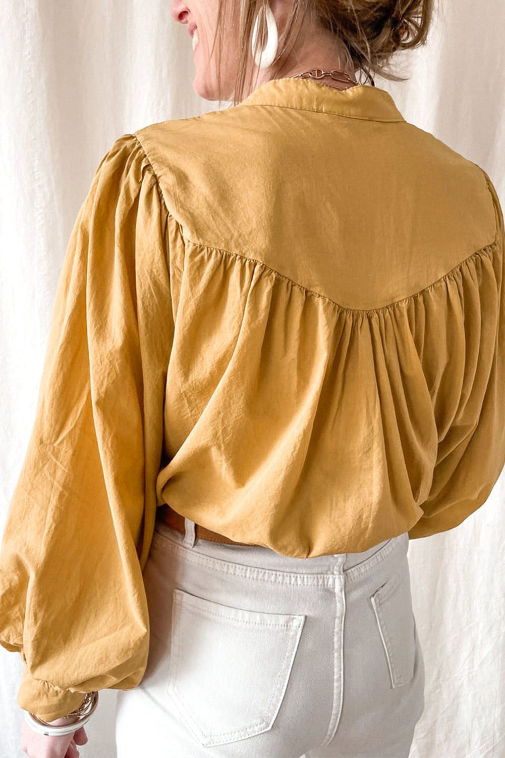 Chemise ample plissée jaune à manches bouffantes