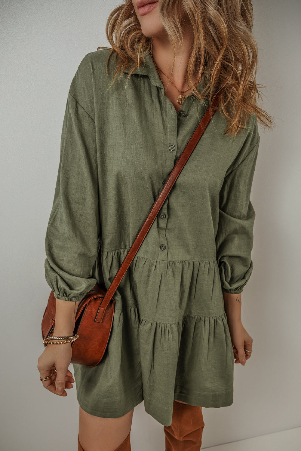 Mini-Robe folded shirt buttoned with puffy sleeves and several jungle green levels