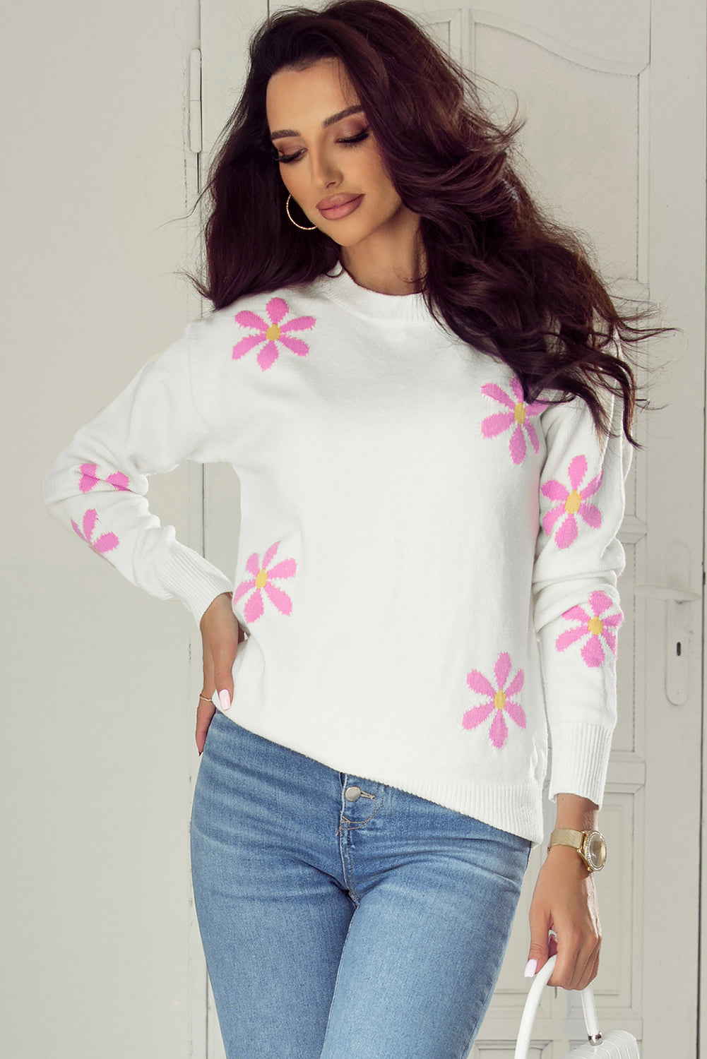 Elegant ribbed sweater with white flower pattern