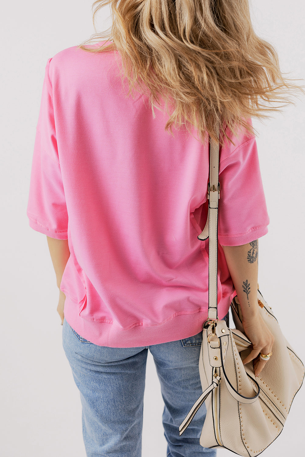 T-shirt split with chest pocket and exposed candy