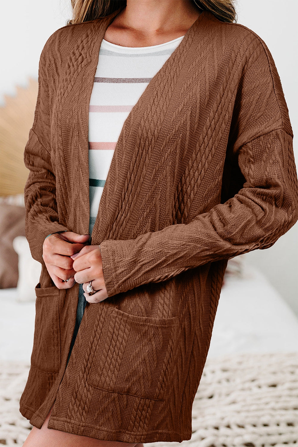 Cardigan ouvert sur le devant à texture unie café avec poche-A WOMAN WE LOVE