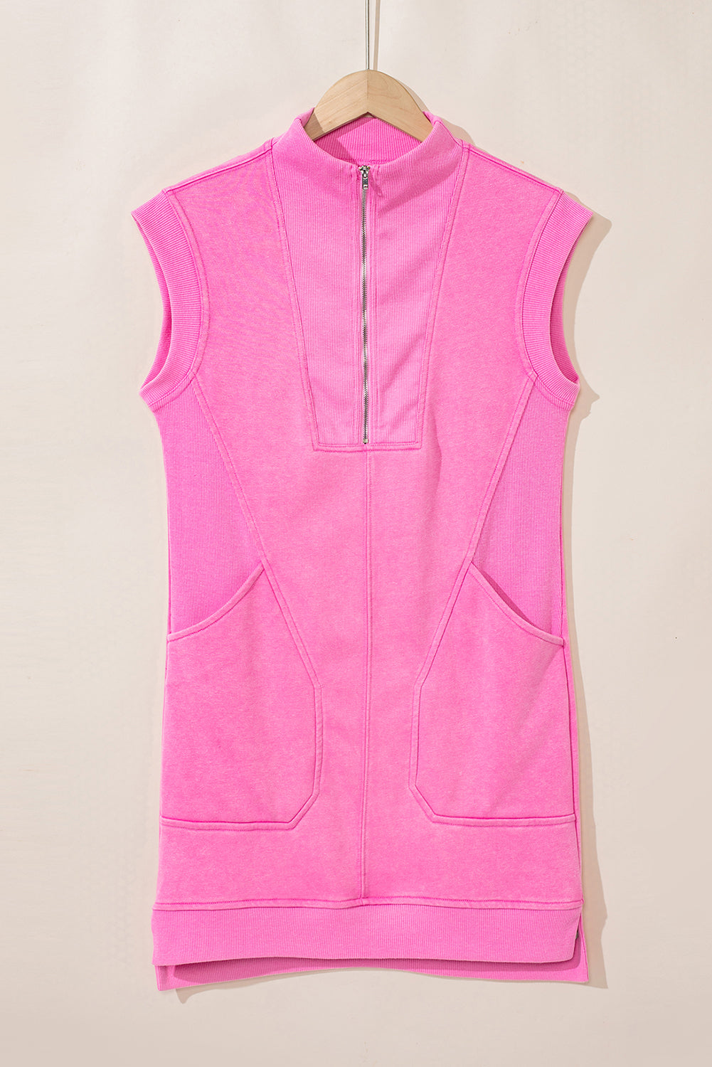 Short-sleeved candy sweatshirt dress and zipped pockets on a quarter