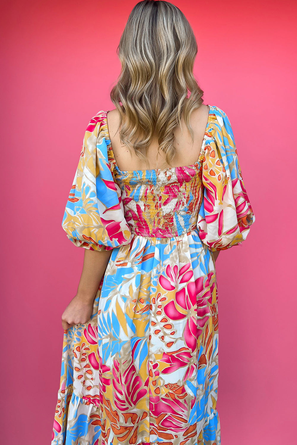 Robe longue à manches bouffantes et corsage smocké à imprimé tropical rose rouge