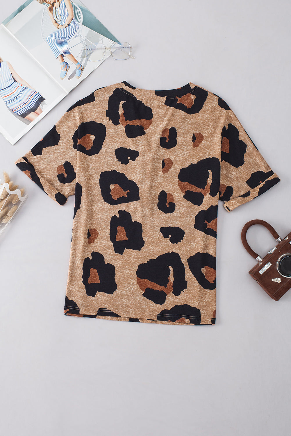 Leichter französischer Beige Leopard gefaltet kurzarm geknöpft V Hals T -Shirt