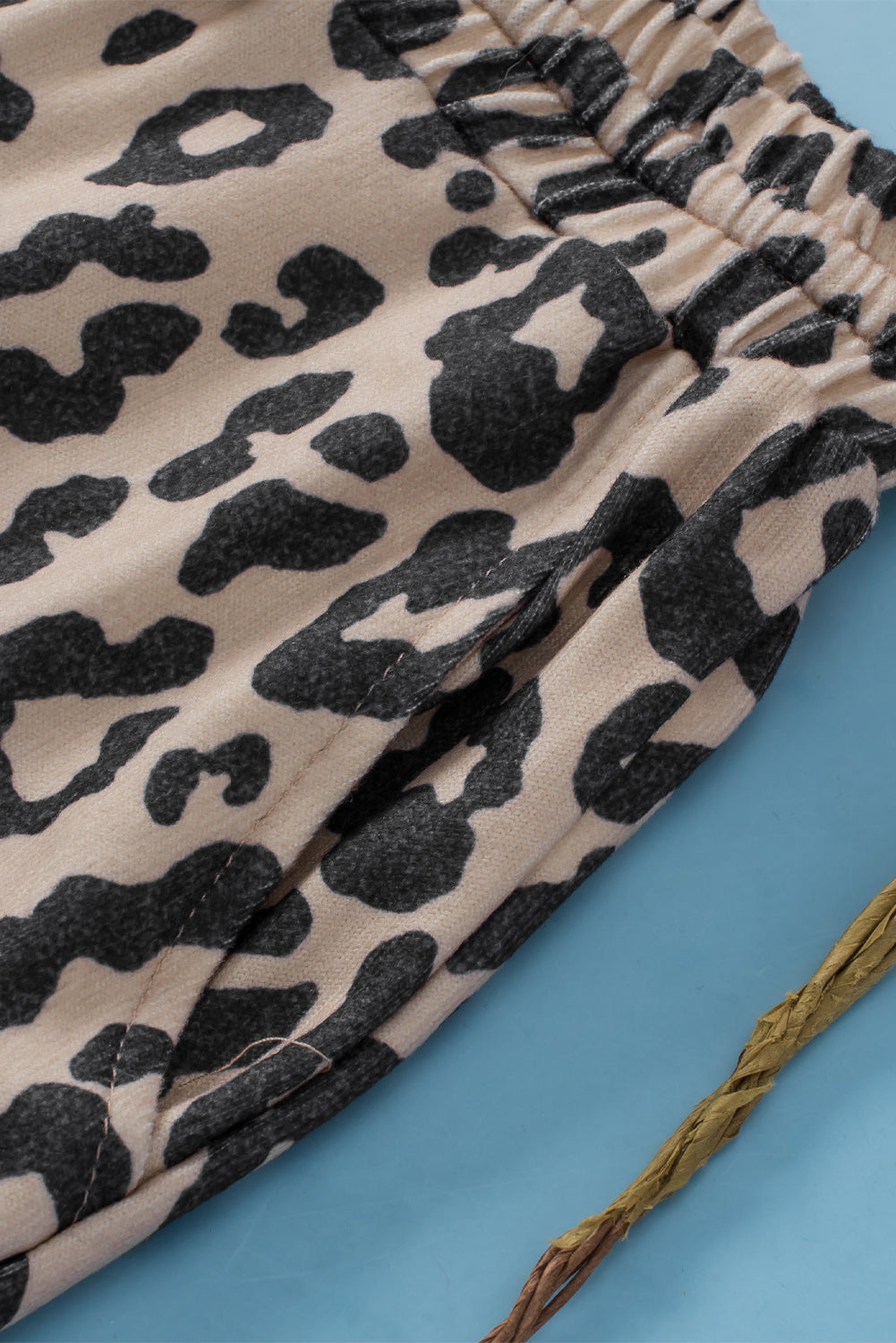 Multicolier -Leopard -Taste gegen Nacken -T -Shirt und Kordelkordelhorts Set