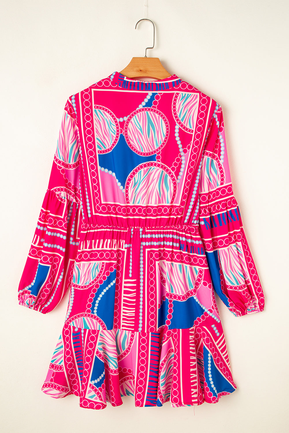 Mini-robe à volants et manches bouffantes *