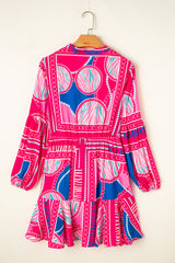 Mini-robe à volants et manches bouffantes *