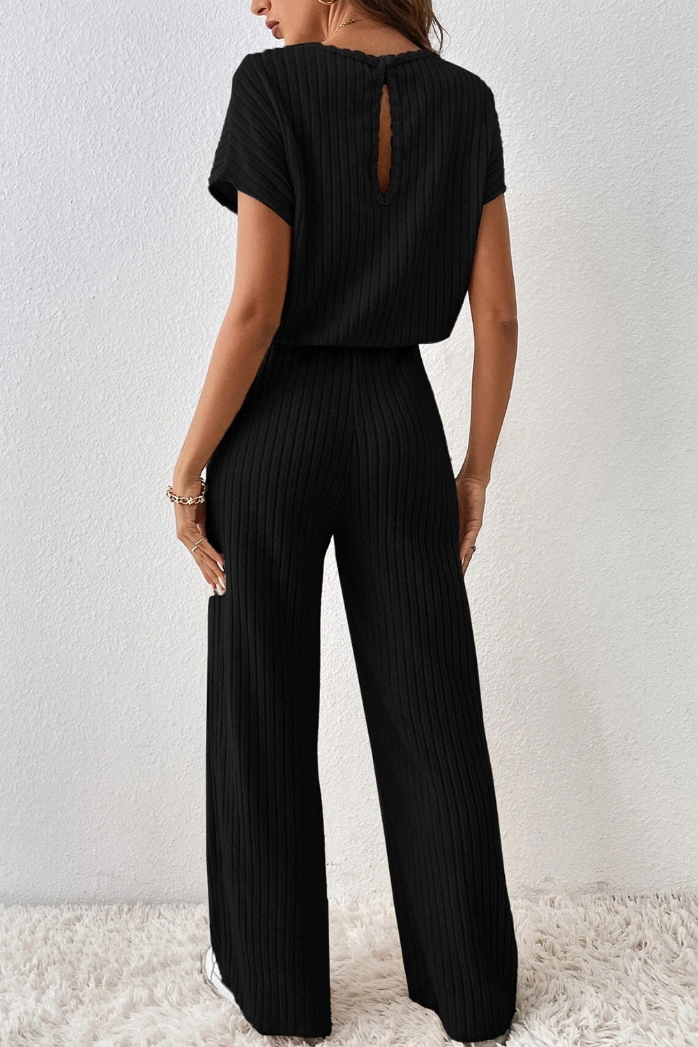 Combinaison noire côtelée à manches courtes et jambes larges de couleur unie-A WOMAN WE LOVE