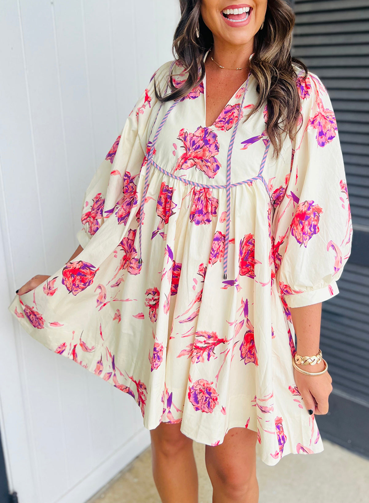 Babydoll rosa de baby-tope con estampado floral, mangas con globo, V collar