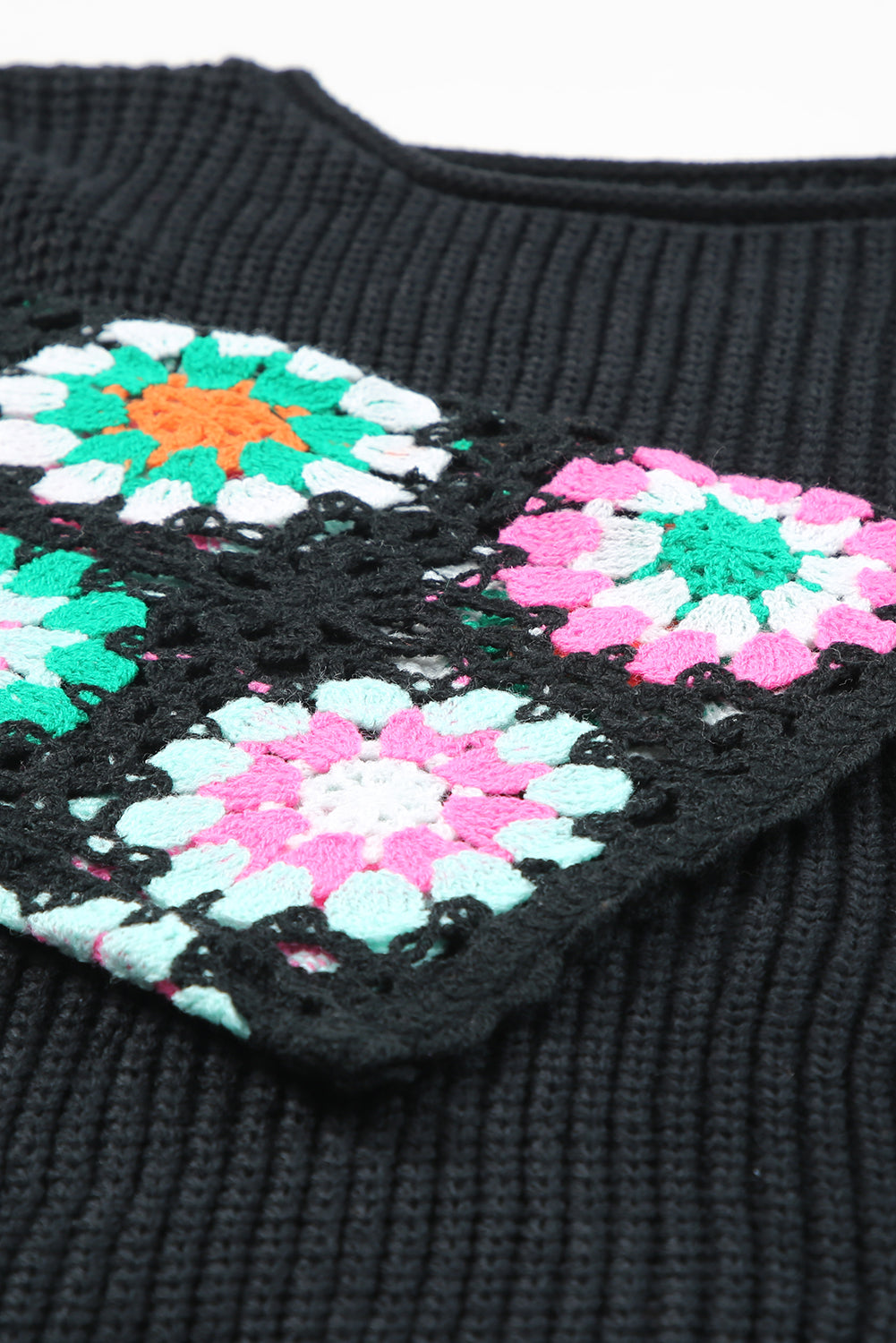 Poullon lâche à manchette à cloche à crochet floral noir