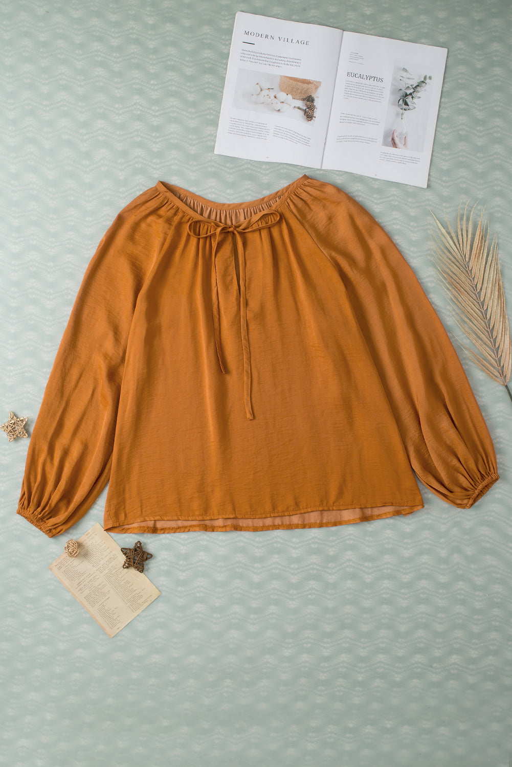 Blouse plissée en satin camel à col en V et manches bouffantes