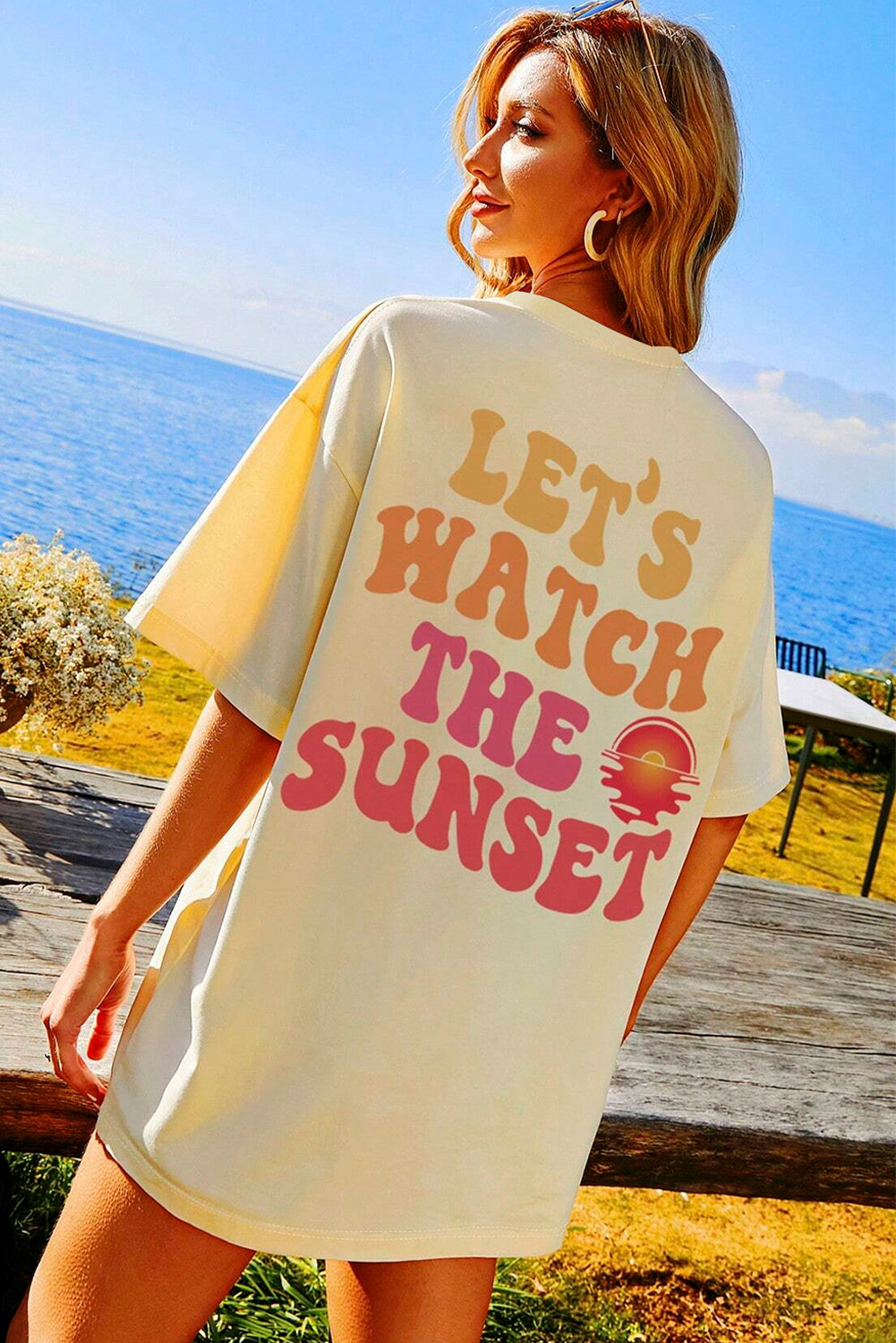 Gelbe Creme Rücken lassen wir uns den Sonnenuntergang mit halben Ärmel -T -Shirt beobachten