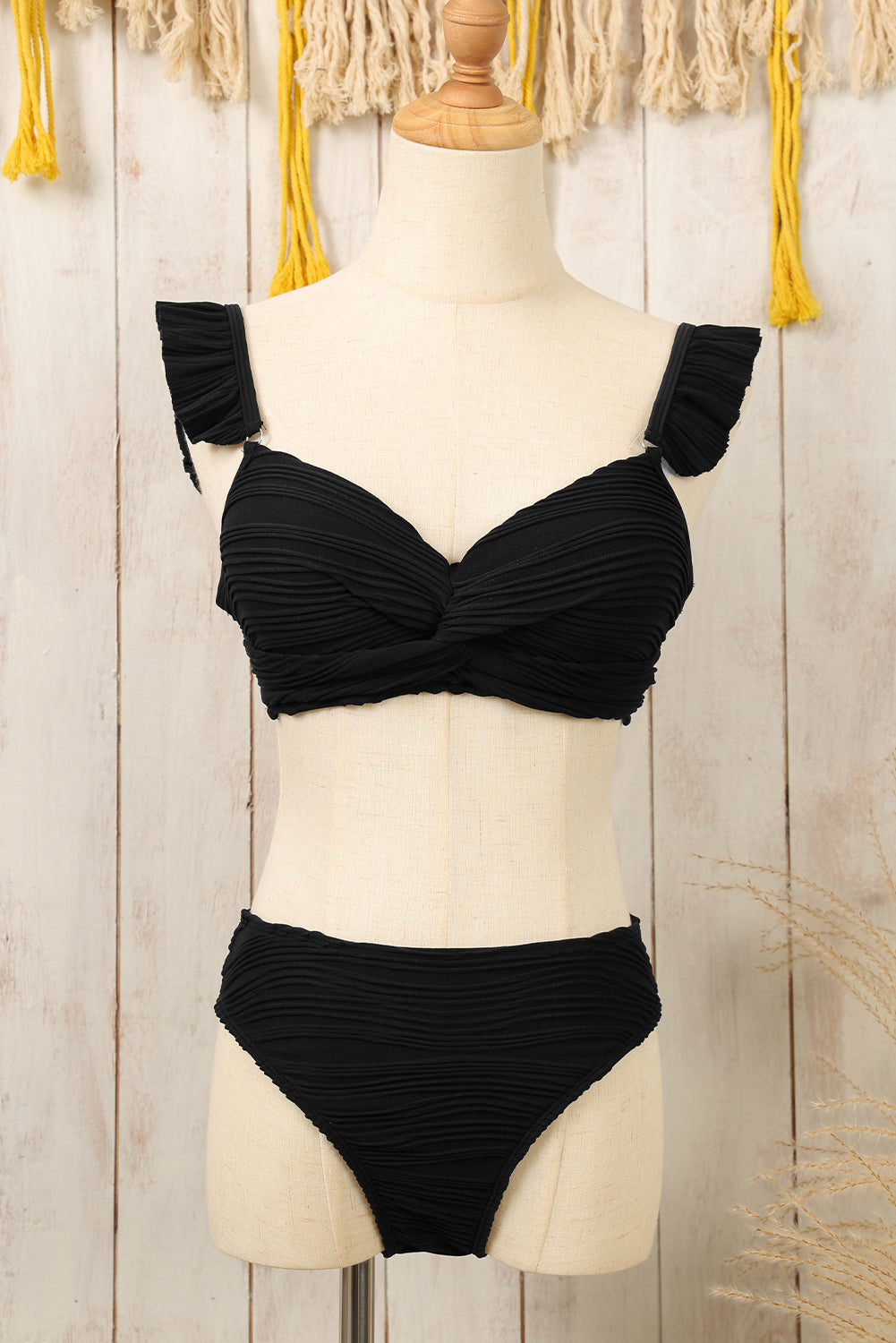 Maillot de bain bikini torsadé noir à bretelles texturées ondulées et à volants