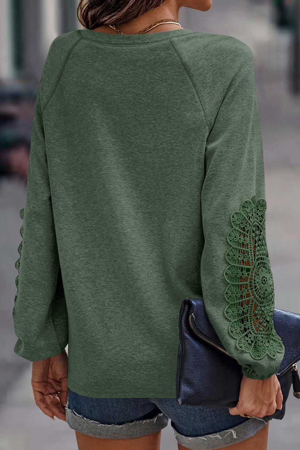 Haut vert à manches raglan et patch en dentelle au crochet