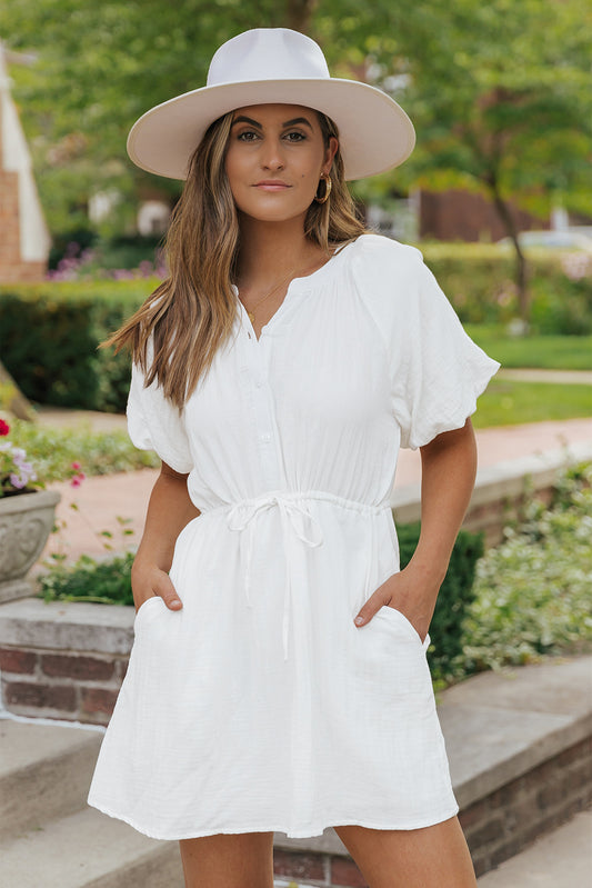 Robe de chemise à crampons à manches bouffées blanches avec poches