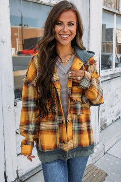 Veste à capuche orange à carreaux et boutons-pression effilochés