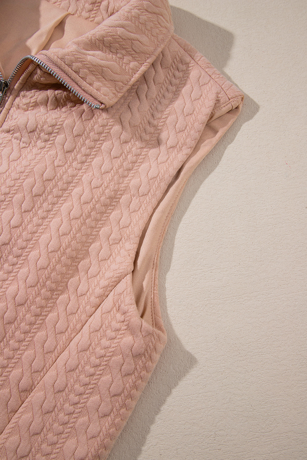 Chaqueta de chaleco con cremallera con textura de cable de castaño pálido