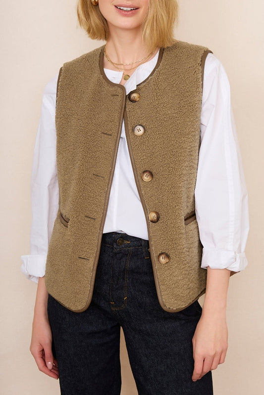 Gilet en polaire boutonné avec poches latérales contrastées en cuir camel