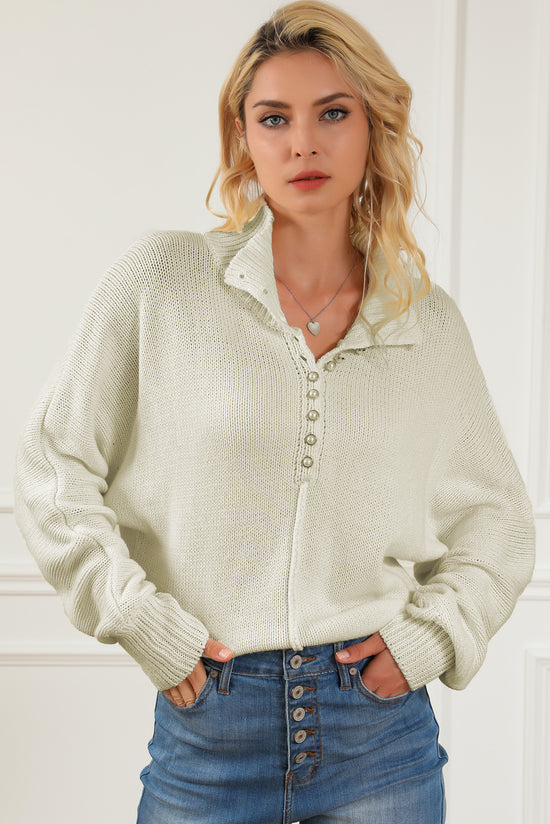 Beige sweater with dolman sleeves and buttoned stand-up collar with pearls