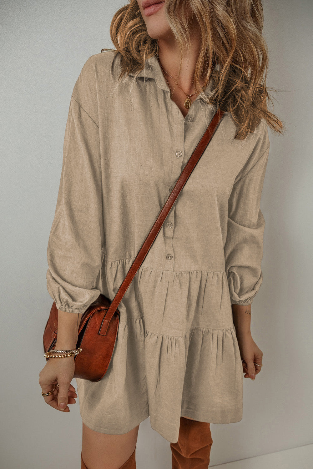 Mini-robe chemise plissée boutonnée à manches bouffantes et à plusieurs niveaux marron clair