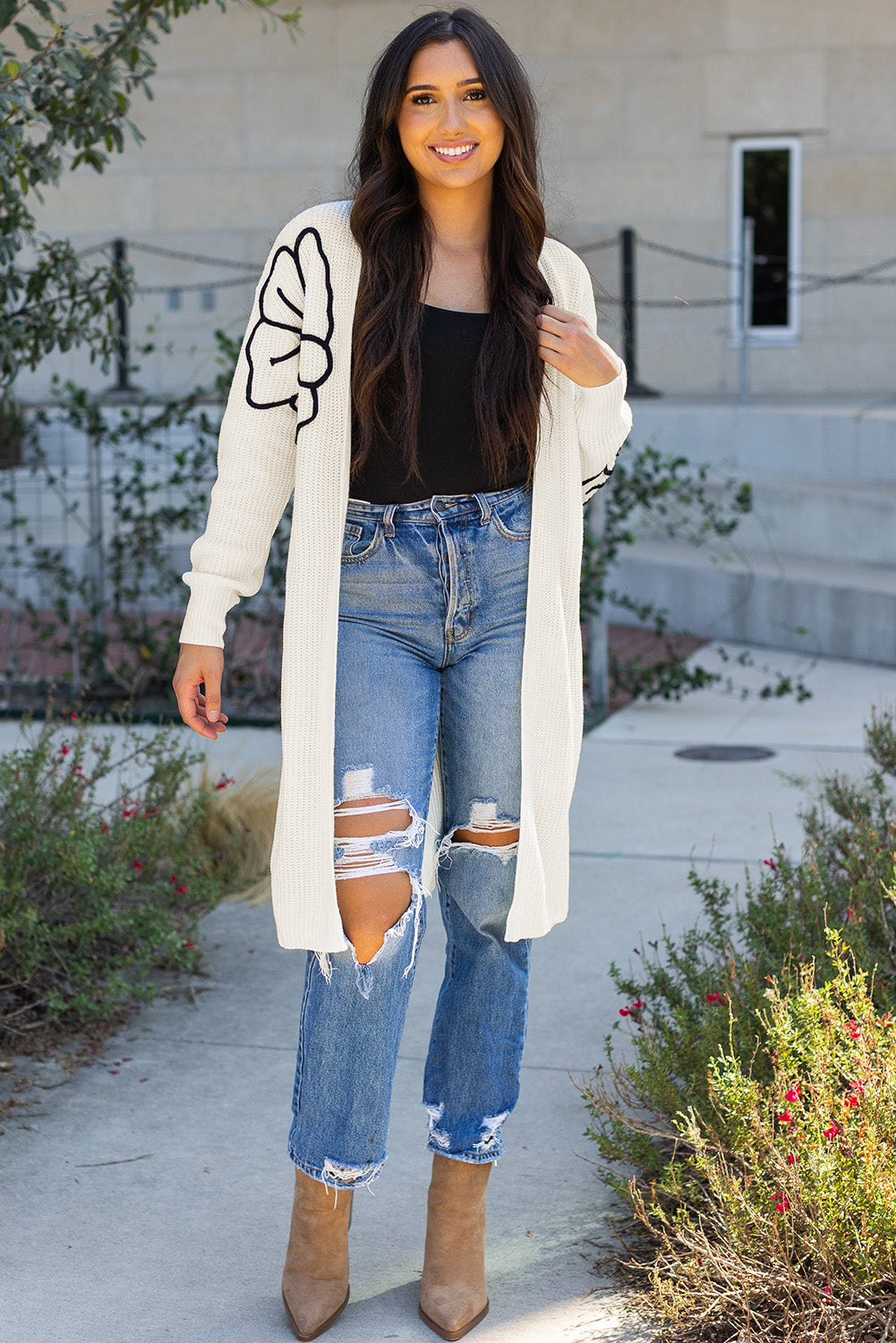 Cardigan beige à fleurs brodées à épaules tombantes ouvert sur le devant