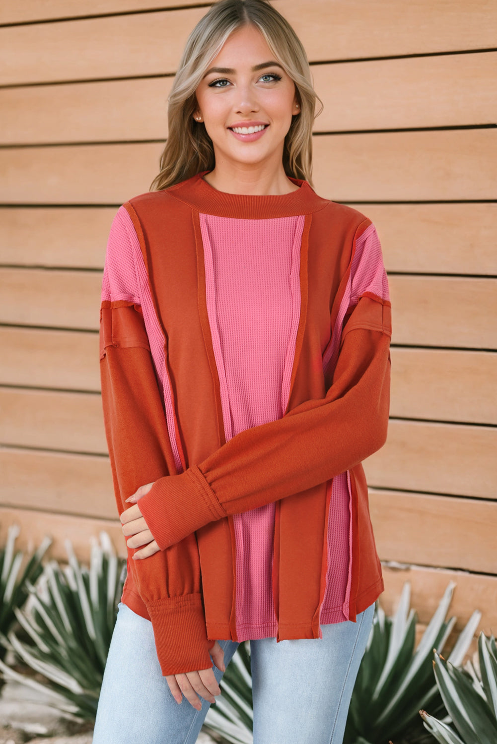 Haut en patchwork de coutures exposées déchirées en tricot gaufré rouge ardent avec trou pour le pouce