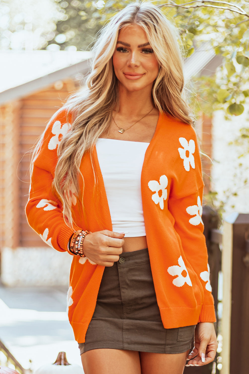 Cardigan ample tricoté à imprimé floral orange, ouvert sur le devant