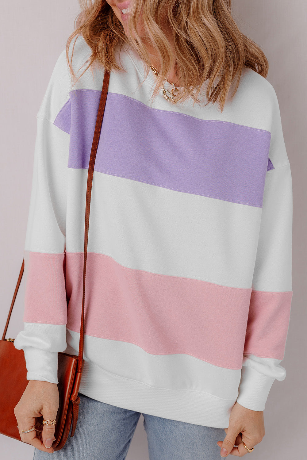 Sudadera beige con cuello redondo y hombros que caen en bloque de color de retazos