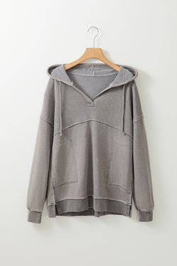 Sudadera gris con capucha con costuras minerales y aparentes