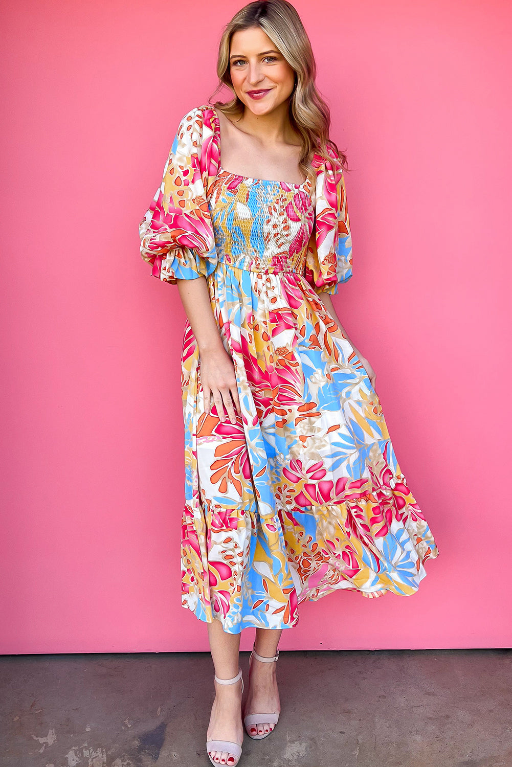 Robe longue à manches bouffantes et corsage smocké à imprimé tropical rose rouge