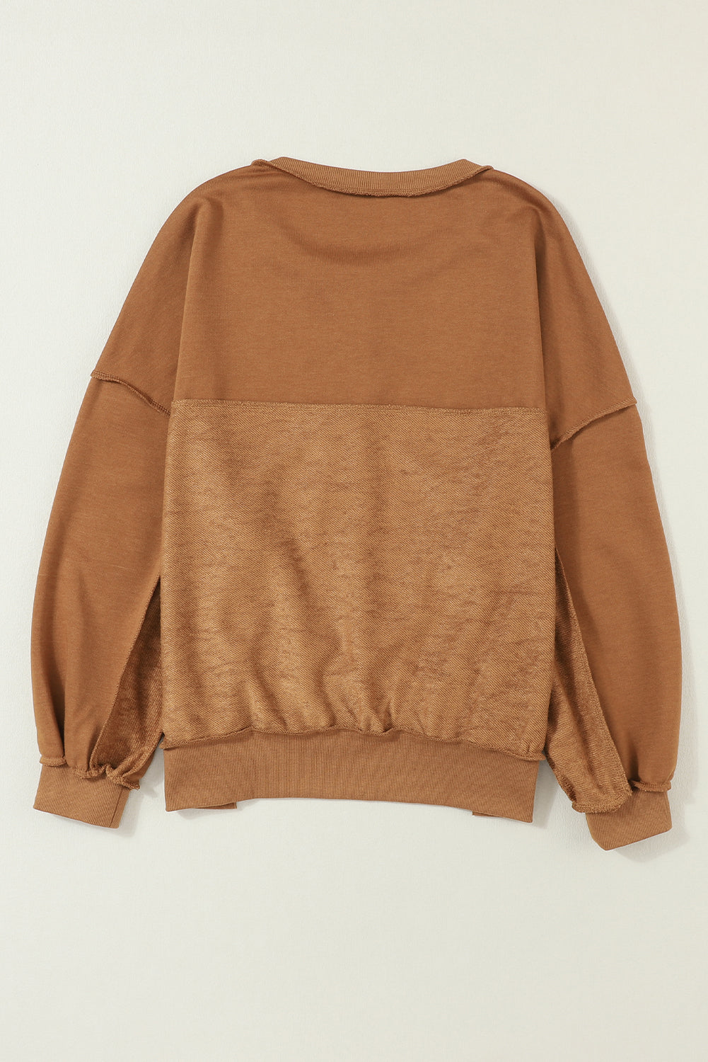 Hombro marrón marrón y sudadera henley