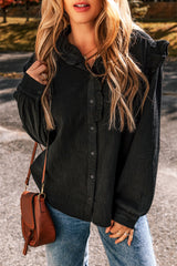 Chemise ample boutonnée noire à bordures texturées et à volants-A WOMAN WE LOVE