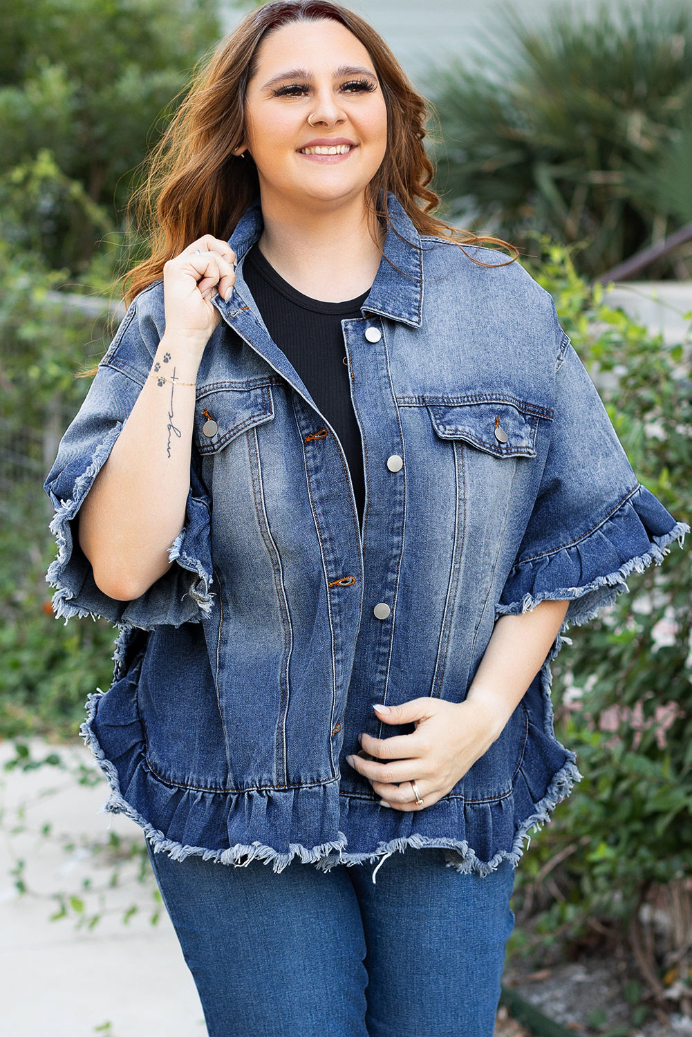 Veste en jean grande taille à manches courtes et effilochée bleu paon