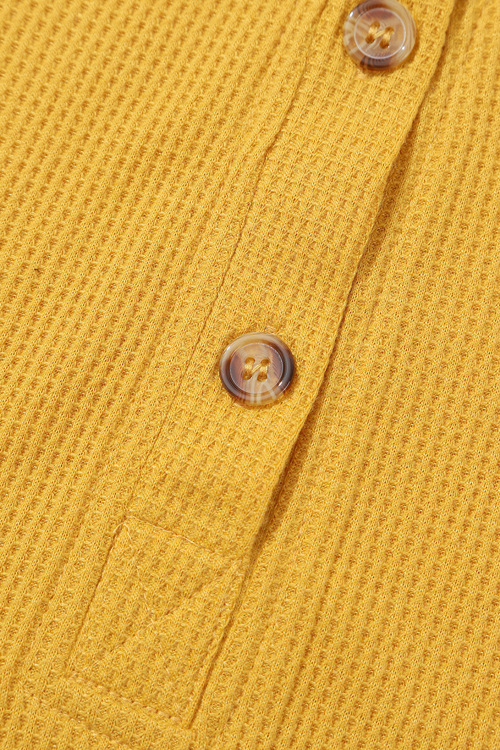 Waffle de color amarillo Knit Pathwork con sudadera con capucha Henley Henley