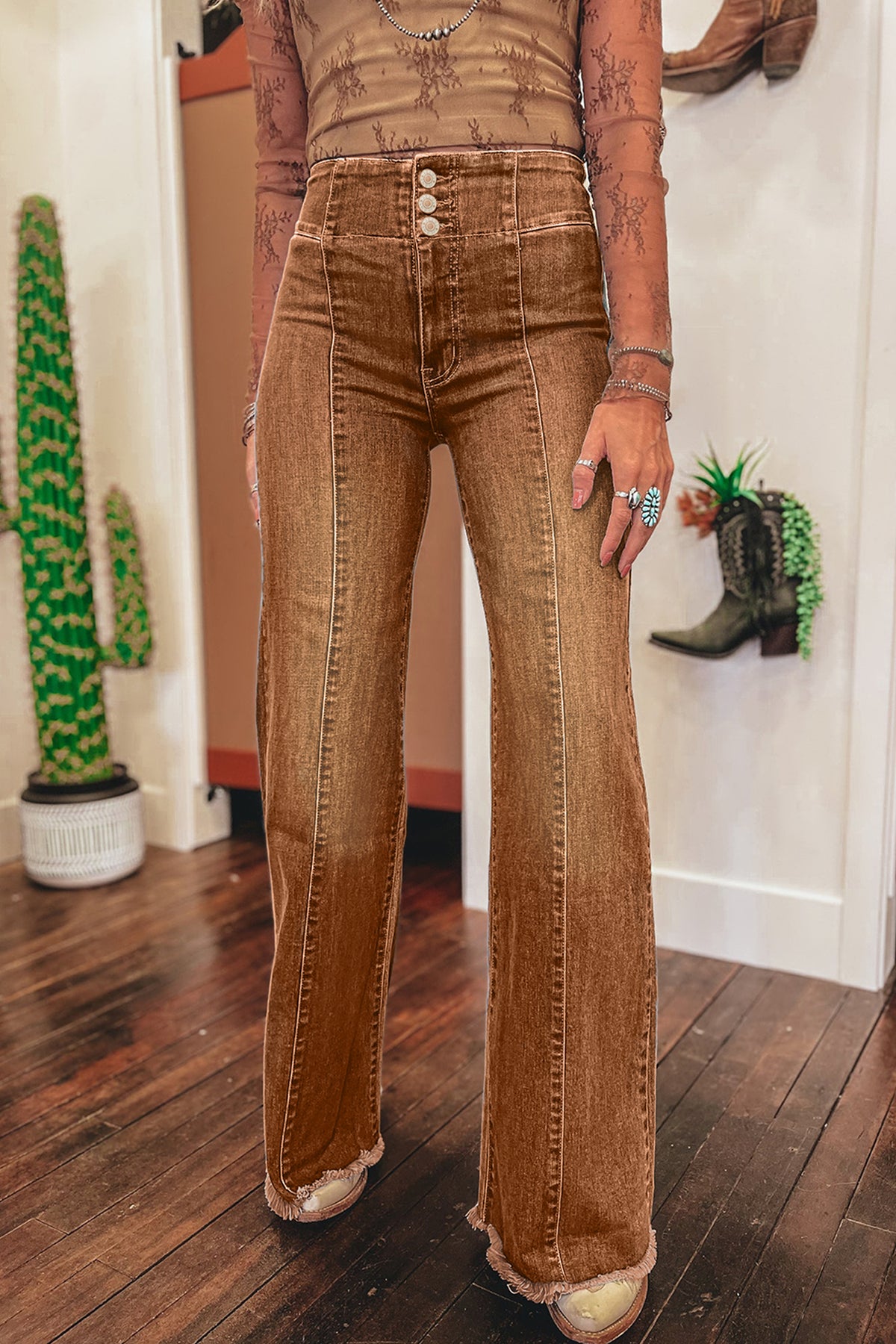 Jean évasé taille haute avec braguette boutonnée et ourlet brut cousu café