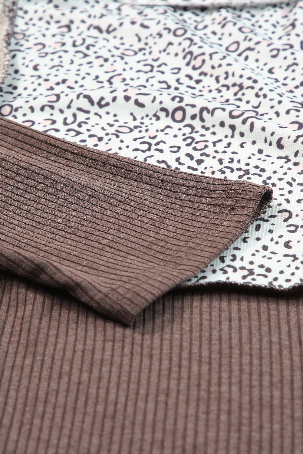 Top patchwork a maglia colorblock leopardo