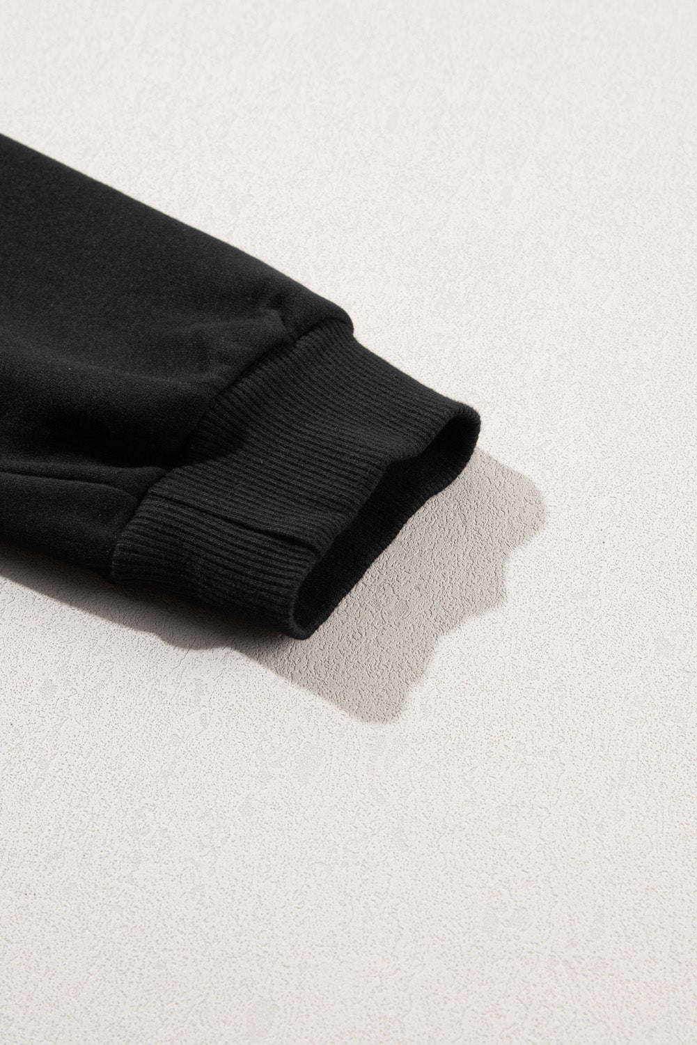 Sudadera negra con espinillas de prensa y hendiduras laterales