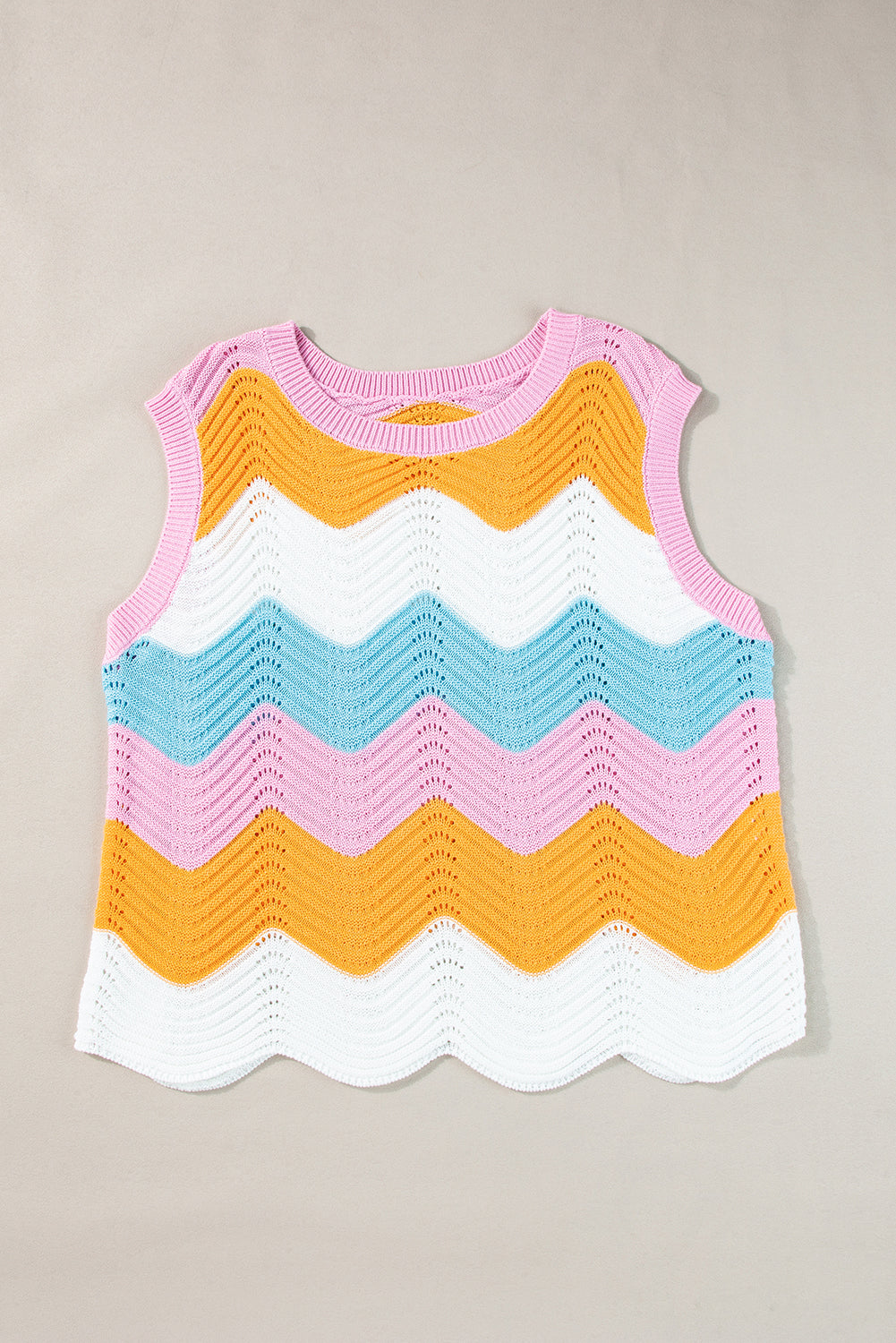 Gilet tricoté à rayures multicolores et ourlet festonné