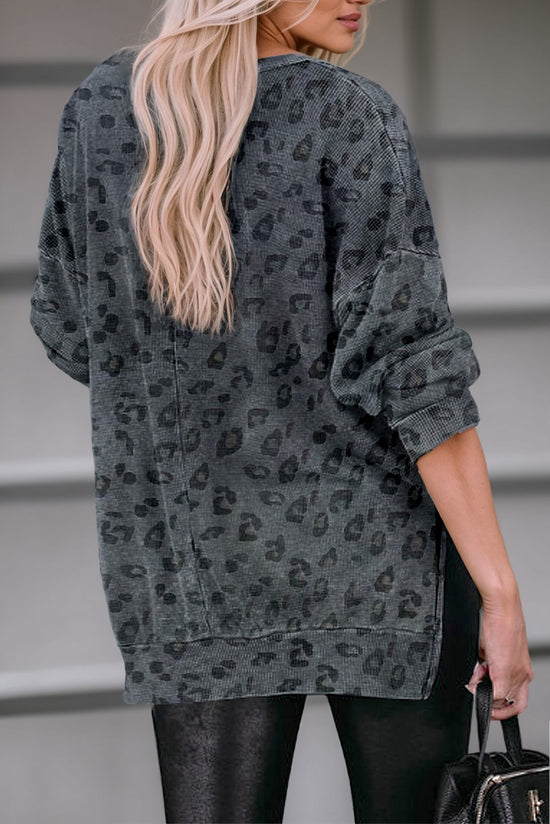 Gray embedded sweatshirt with split collar and buttoned leopard print