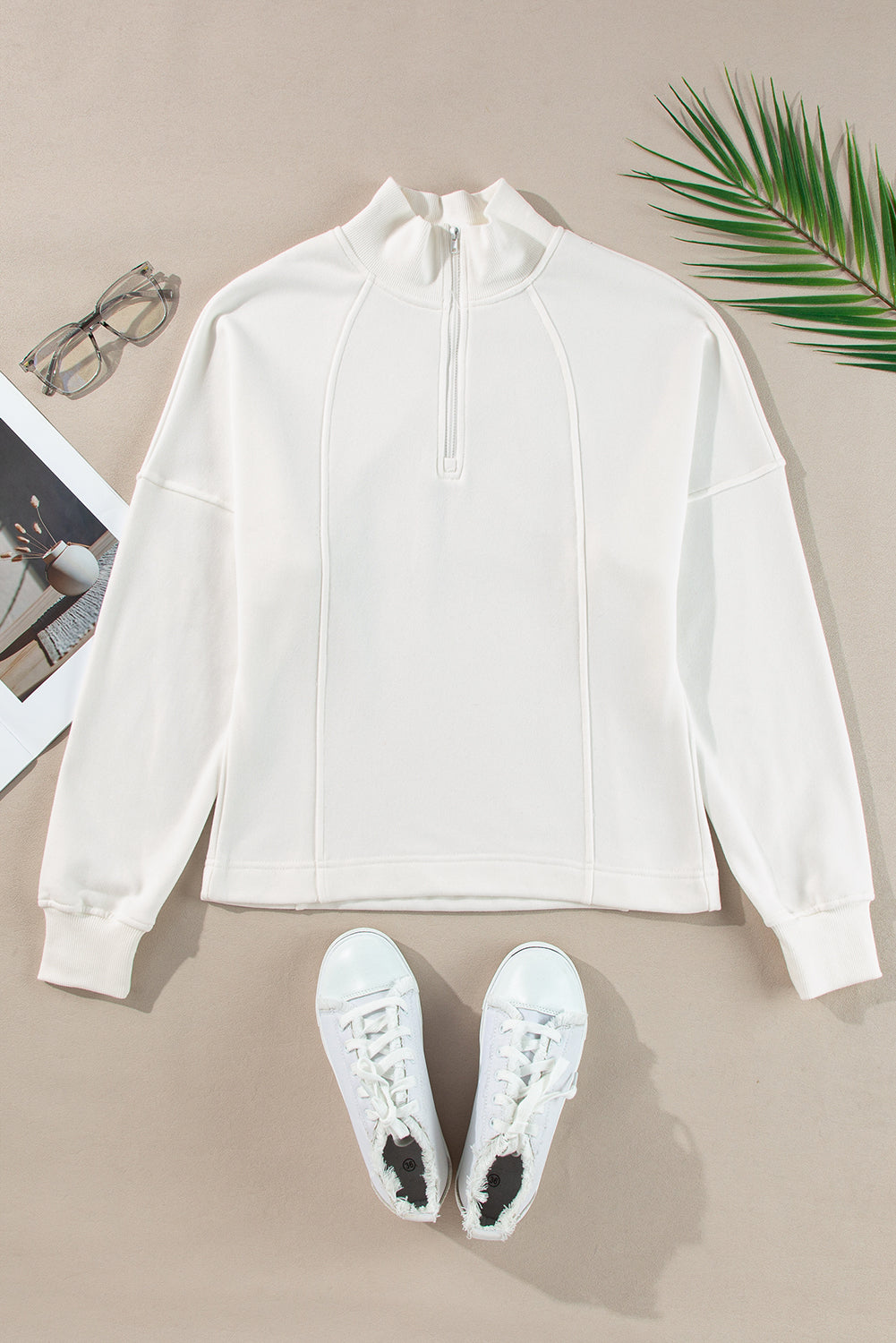 Sudadera blanca con cuello con cremallera y hombros caídos