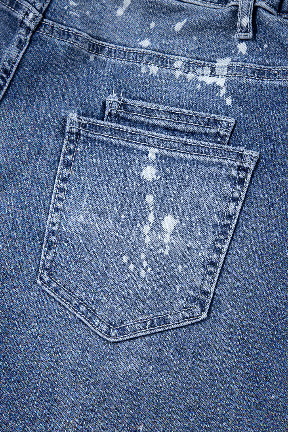 Jean droit court bleu déchiré avec éclaboussures de peinture et taille en corde *