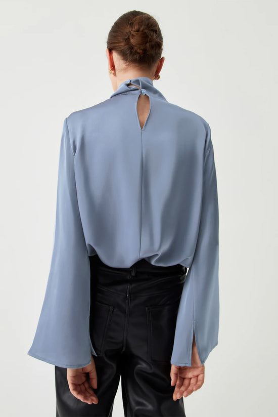 Blouse asymétrique plissée à col roulé *